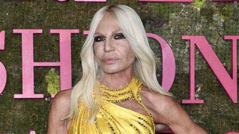 nuovo viso per donatella versace|Donatella Versace: i migliori look del 2021 .